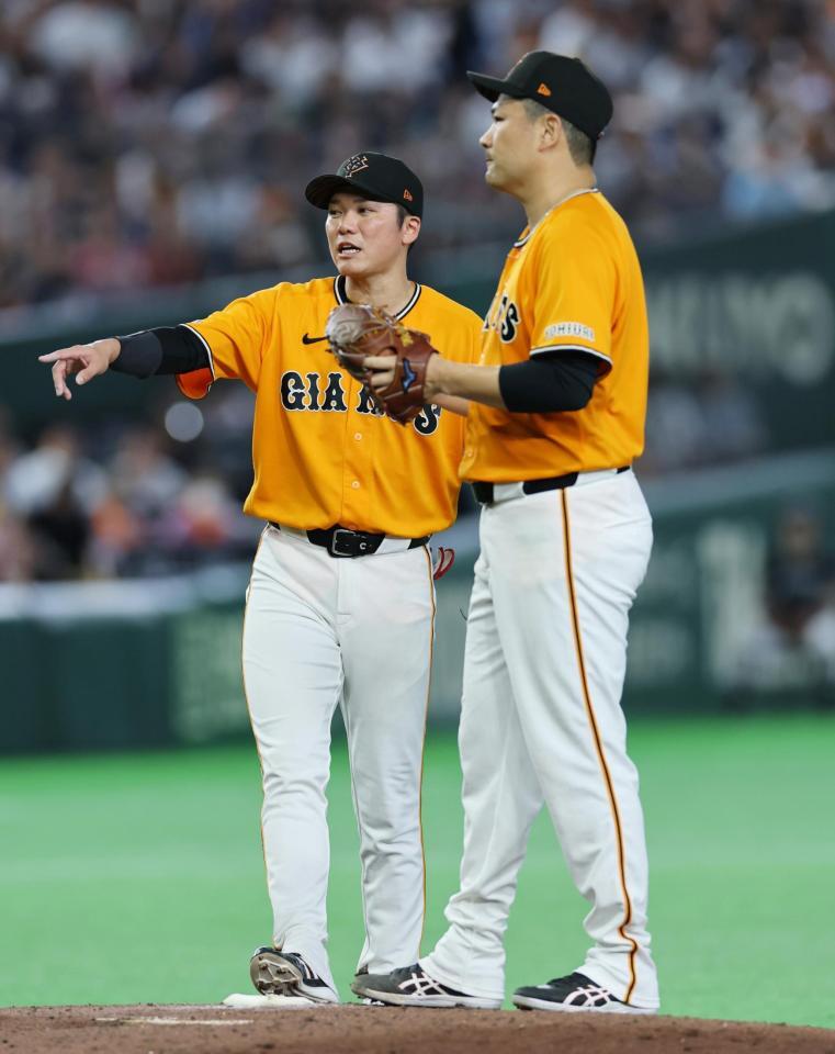 ５回、近藤に押し出し四球を与え、マウンドで三塁手坂本（左）に声をかけられる田中将