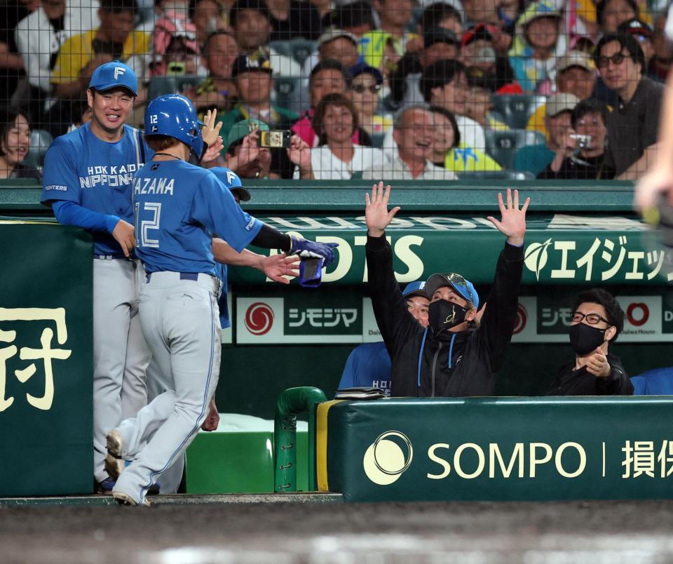 ９回、スクイズで追加点を奪い生還した矢沢を迎える新庄監督（撮影・山口登）
