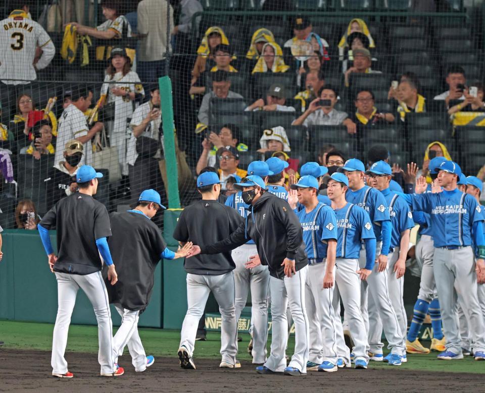 交流戦を３連勝スタートで飾り、ナインと勝利のタッチを交わす新庄監督（中央）＝撮影・立川洋一郎