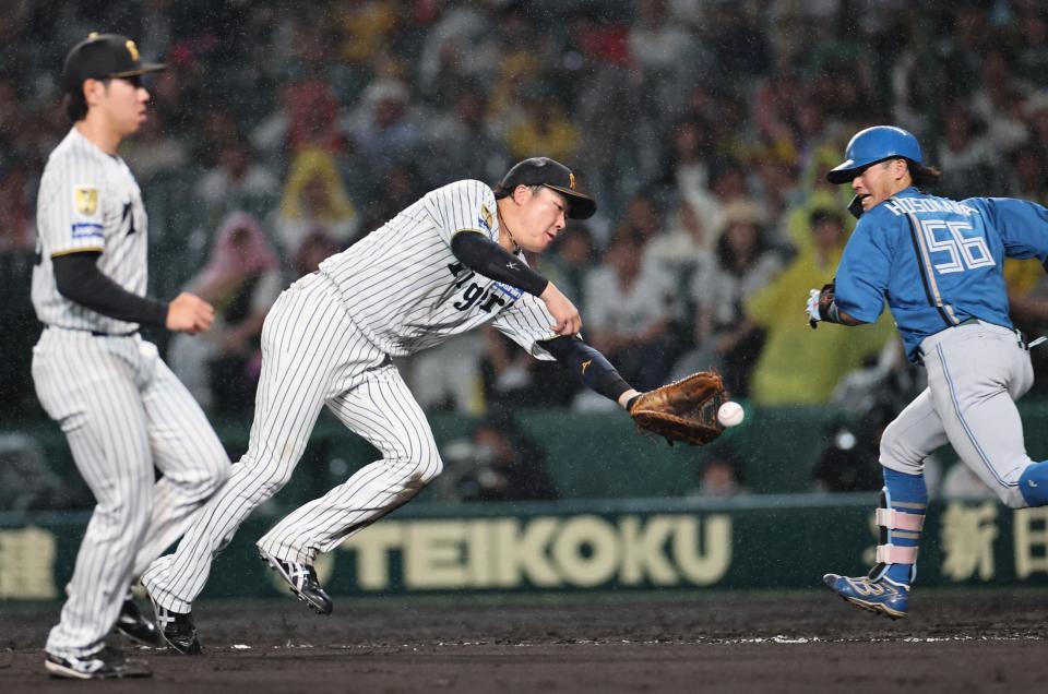 ９回、細川の犠打を本塁へトスするも生還を許す大山（撮影・田中太一）