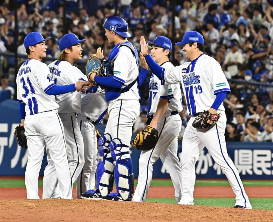 ９回を抑えきり、ナインとハイタッチを交わす山崎（右）＝撮影・持木克友