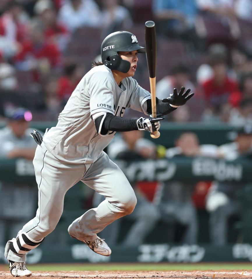 ５回、適時打を放つ小川（撮影・北村雅宏）