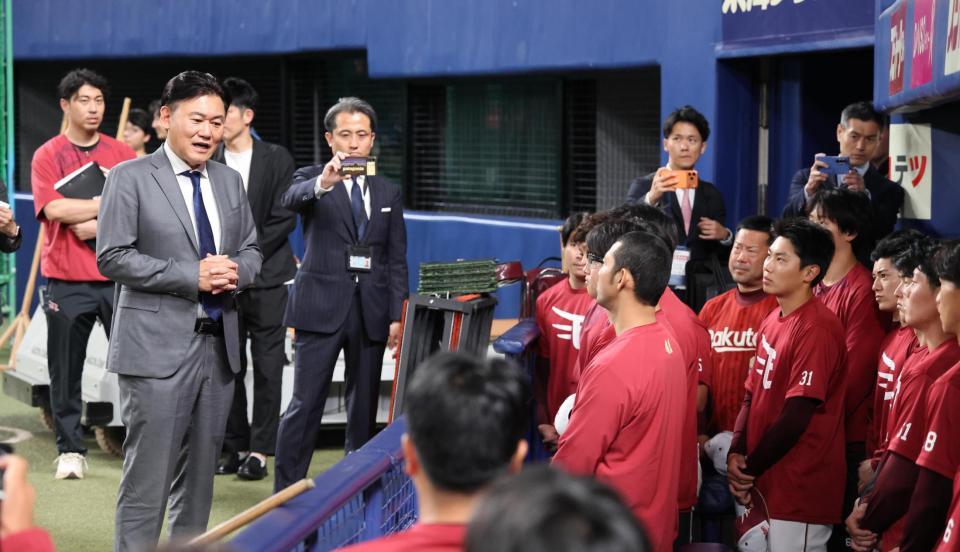 練習前、選手に話をする楽天の三木谷オーナー