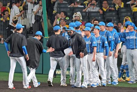 　交流戦を３連勝スタートで飾り、ナインとタッチを交わす新庄監督（中央）＝撮影・立川洋一郎