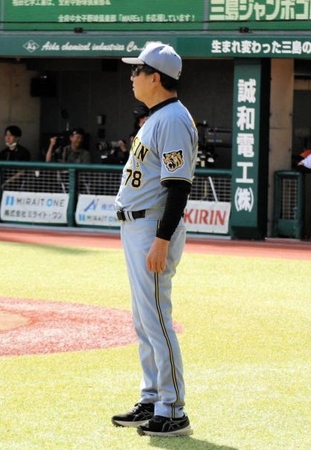ポール際の判定に抗議する平田２軍監督