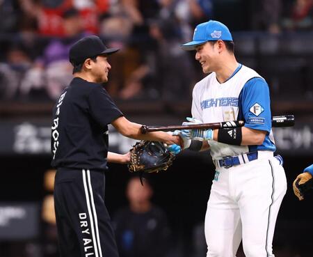 ファーストピッチセレモニーで投球した中山秀征（左）と握手を交わす清宮幸（撮影・中島達哉）