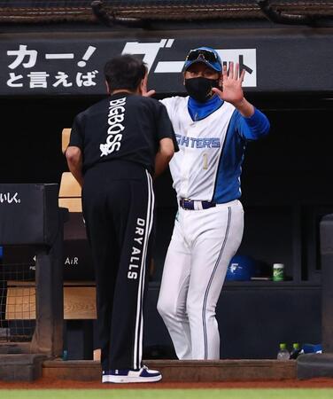 ファーストピッチセレモニーで登場した中山秀征（左）と言葉を交わす新庄監督（撮影・中島達哉）
