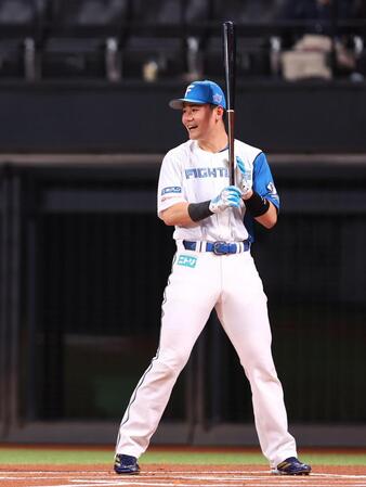 ファーストピッチセレモニーで打席に立つ清宮幸（撮影・中島達哉）