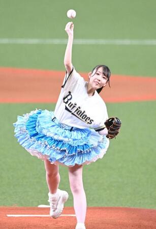 始球式を務める宇宙∞プラネクシア・てまり（撮影・高部洋祐）