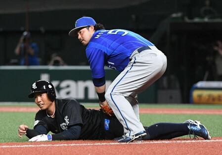 ３回、長谷川の遊ゴロで三走・桑原（左）が三本間に挟まれタッチアウト（野手は・宮崎）＝撮影・佐藤厚