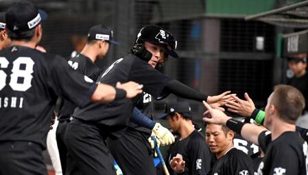 ３回、源田は左翼へ２点適時二塁打を放ち、ナインに迎えられる（撮影・佐藤厚）