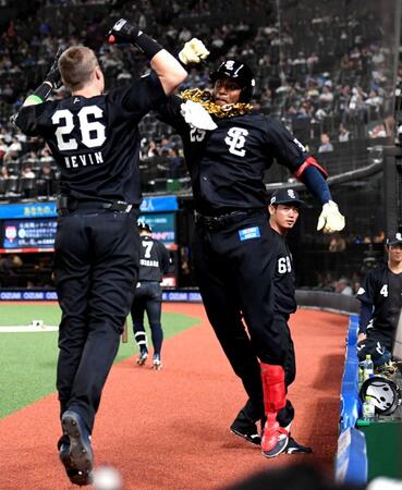 ４回、カナリオは６号ソロを放ち、ネビン（左）とハイタッチ（撮影・佐藤厚）