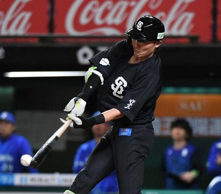 ２回、源田は右線に先制適時打を放つ（撮影・佐藤厚）
