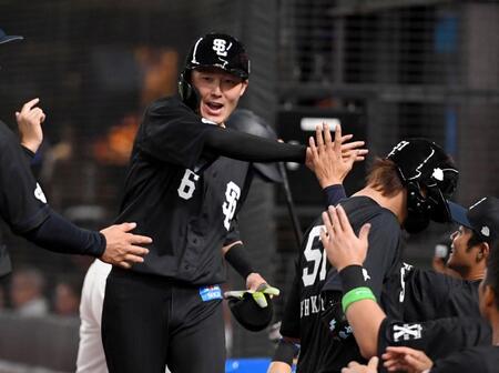３回、源田は左翼へ２点適時二塁打を放ち、ナインに迎えられる（撮影・佐藤厚）