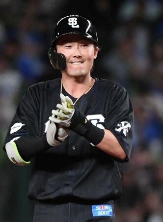 ３回、源田は左翼へ２点適時二塁打を放ち、笑顔を見せる（撮影・佐藤厚）