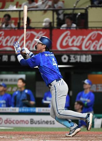 ３回、度会は右越えに４号同点２ランを放つ（撮影・佐藤厚）