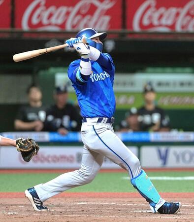 ３回、度会が右越えに２ランを放つ