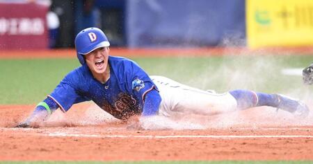 ８回、ヘッドスライディングで生還する尾田（撮影・高部洋祐）