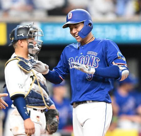 ４回、同点ソロを放ち、笑顔で生還する石伊（撮影・高部洋祐）