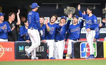 ４回、同点弾を放った石伊（９）を迎える中日ナイン（撮影・高部洋祐）