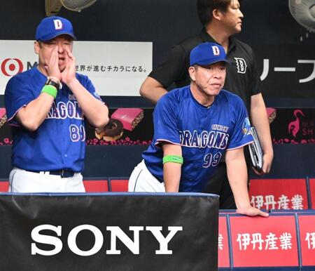 ３回、戦況を見守る井上監督（右）＝撮影・高部洋祐