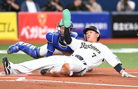 １回、中川の安打で本塁を狙うも、タッチアウトとなる西川（撮影・高部洋祐）