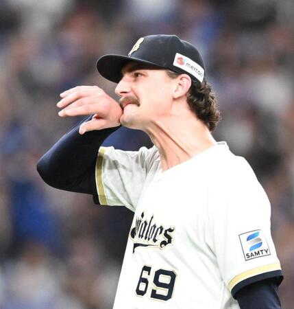 ４回、石伊に同点ソロを浴び、汗をぬぐうジェリー（撮影・高部洋祐）