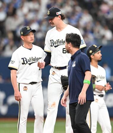 ６回、降板するジェリー（中央）。左は岸田監督（撮影・高部洋祐）