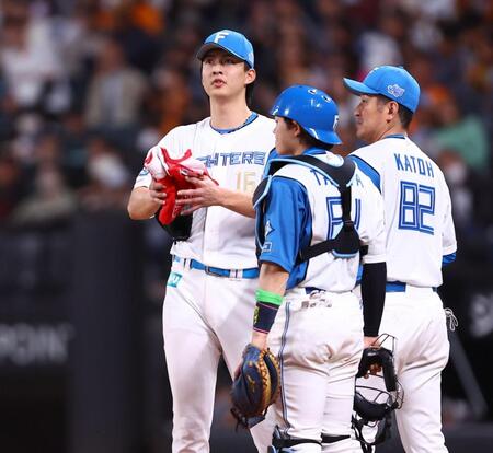 ５回、ダルベックに勝ち越し打を許し、マウンドに集まる達（中央）ら日本ハムナイン（撮影・中島達哉）