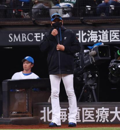 ６回、達の交代を告げる新庄監督（撮影・中島達哉）