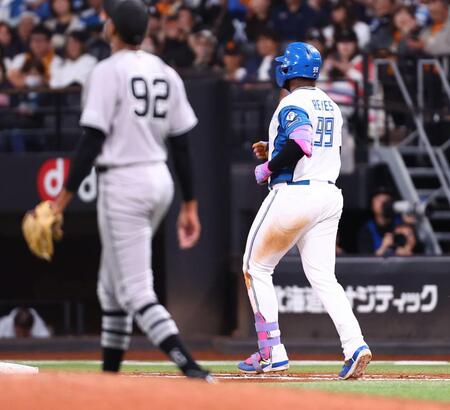 ９回、二ゴロに倒れるレイエス（撮影・中島達哉）