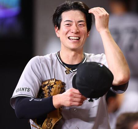 ６回、適時打を放ち、ナインに迎えられて笑顔を見せる松本（撮影・中島達哉）
