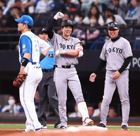 ６回、右前適時打を放ち、ガッツポーズをする松本（中央）＝撮影・中島達哉