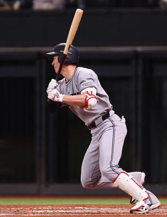 ２回、二ゴロに倒れる松本（撮影・中島達哉）