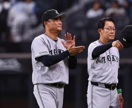 日本ハムに勝利をあげ、手をたたきながら引き揚げる橋上監督代行（左）＝撮影・中島達哉