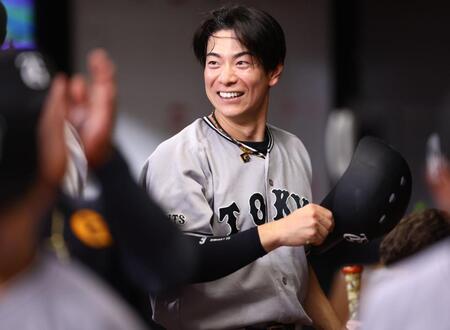 ６回、適時打を放ち、ナインに迎えられる松本（撮影・中島達哉）