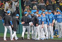 　交流戦を３連勝スタートで飾り、ナインとタッチを交わす新庄監督（中央）＝撮影・立川洋一郎