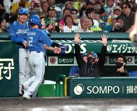 　９回、スクイズで追加点を奪い生還した矢沢を迎える新庄監督（撮影・山口登）