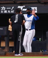 ファーストピッチセレモニーで登場した中山秀征（左）と言葉を交わす新庄監督（撮影・中島達哉）