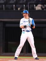 ファーストピッチセレモニーで打席に立つ清宮幸（撮影・中島達哉）