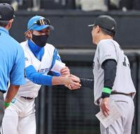 メンバー表を交換する新庄監督（左）と橋上監督代行