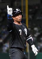 ３回、桑原は右線に勝ち越し三塁打を放ち、ガッツポーズを見せる（撮影・佐藤厚）