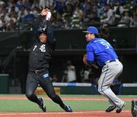 ３回、長谷川の遊ゴロで三走・桑原（左）が三本間に挟まれタッチアウト（野手は宮崎）＝撮影・佐藤厚