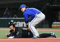 ３回、長谷川の遊ゴロで三走・桑原（左）が三本間に挟まれタッチアウト（野手は・宮崎）＝撮影・佐藤厚