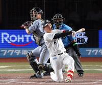 ４回、空振り三振に倒れる西川（撮影・伊藤笙子）