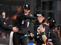 ３回、源田は左翼へ２点適時二塁打を放ち、ナインに迎えられる（撮影・佐藤厚）