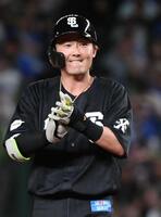 ３回、源田は左翼へ２点適時二塁打を放ち、笑顔を見せる（撮影・佐藤厚）