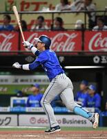 ３回、度会は右越えに４号同点２ランを放つ（撮影・佐藤厚）