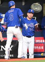 ４回、同点ソロを放った石伊（左）を迎える井上監督（撮影・高部洋祐）