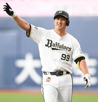 １回、遊ゴロに倒れるも、岸田監督にリクエストを要求する杉本（撮影・高部洋祐）